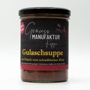 Prudktbild Gulaschsuppe, Das Bild zeigt das Gericht abgefüllt im Glas mit einem Etikett