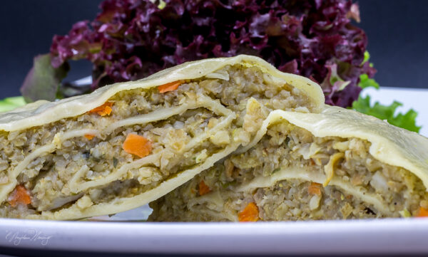 Das Bild zeigt eine detailreiche Nahaufnahme von geschnittenen schwäbischen Maultaschen