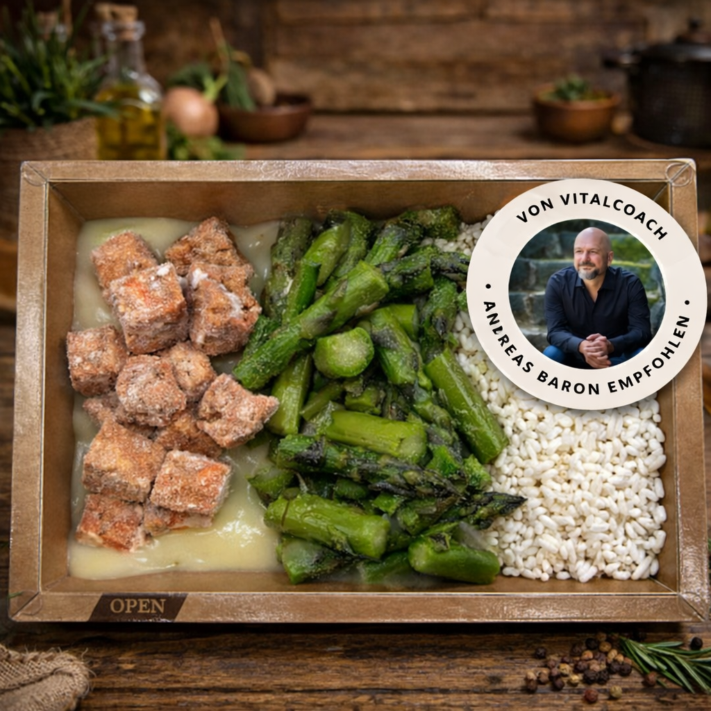 Lachswürfel an leichter Soße mit Reis und grünem Spargel AB